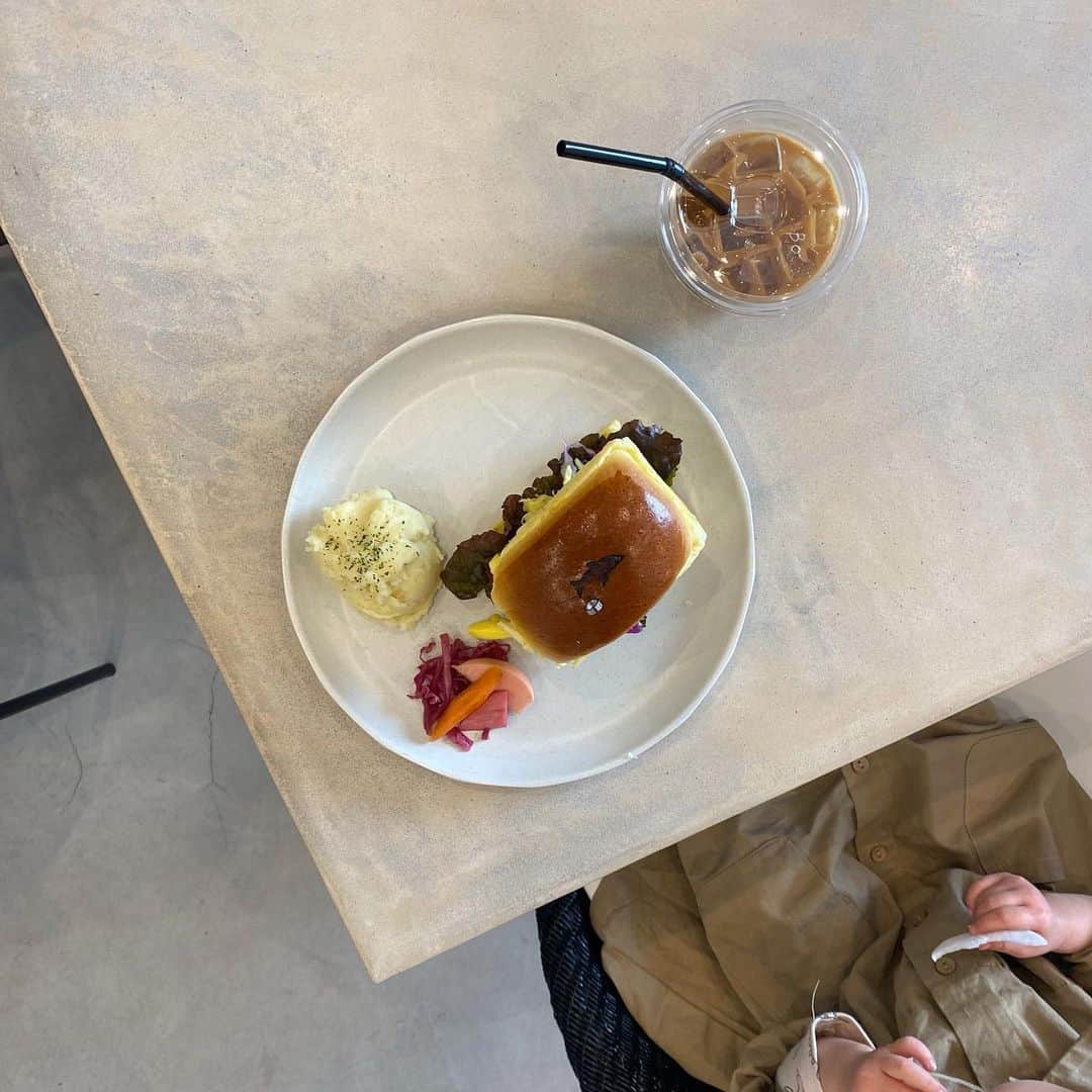 のインスタグラム：「🍽🍽🍽#lunch#pescarico ・ ・ ・ ほぼほぼ娘にうばわれた先日のランチ👧💭 ・ おちびは相変わらず得意の 『寝たふり』を披露しておりました✌️笑」