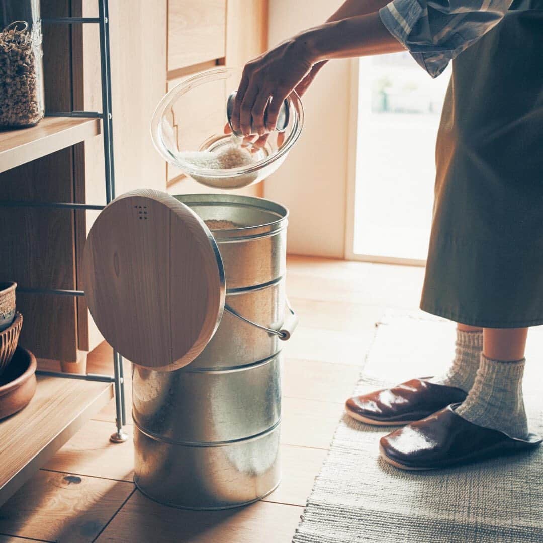 BELLEMAISON_DAYSのインスタグラム：「素材選びからデザインまで徹底してこだわりました  本体には軽くて光を通しにくいトタン材を使用 ふたには防虫効果があると言われる檜（ヒノキ）の無垢材を使い個性的な印象に  ふたは本体の縁に掛けておけるので 両手を使ってお米の出し入れができます  ふた裏を外せば 市販の防虫シートや唐辛子などを入れておけるスペースがあります  . 【5kg・10kgタイプ】 狭いキッチンで邪魔にならない縦長のデザイン 【20kg・30kgタイプ】 移動のしやすさを重視してキャスターを付けました  たっぷりお米が入っていても お掃除の際には楽に移動  ￣￣￣￣￣￣￣￣￣￣￣ ◆2021/4/7まで大型家具送料無料キャンペーン実施中◆ ☞対象商品など詳しい情報は 　ハイライトorプロフィールTOPのURLから！」