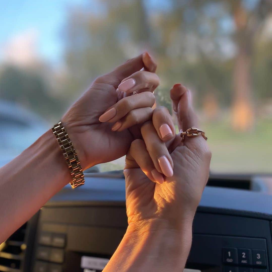 のインスタグラム：「撮影に向けてデニムブルーからピンクに💕2時間かけてやったセルフネイル😅 次の日に一本かけた😭  #ここ最近で　#1番長め　#セルフケア　#大事よね」