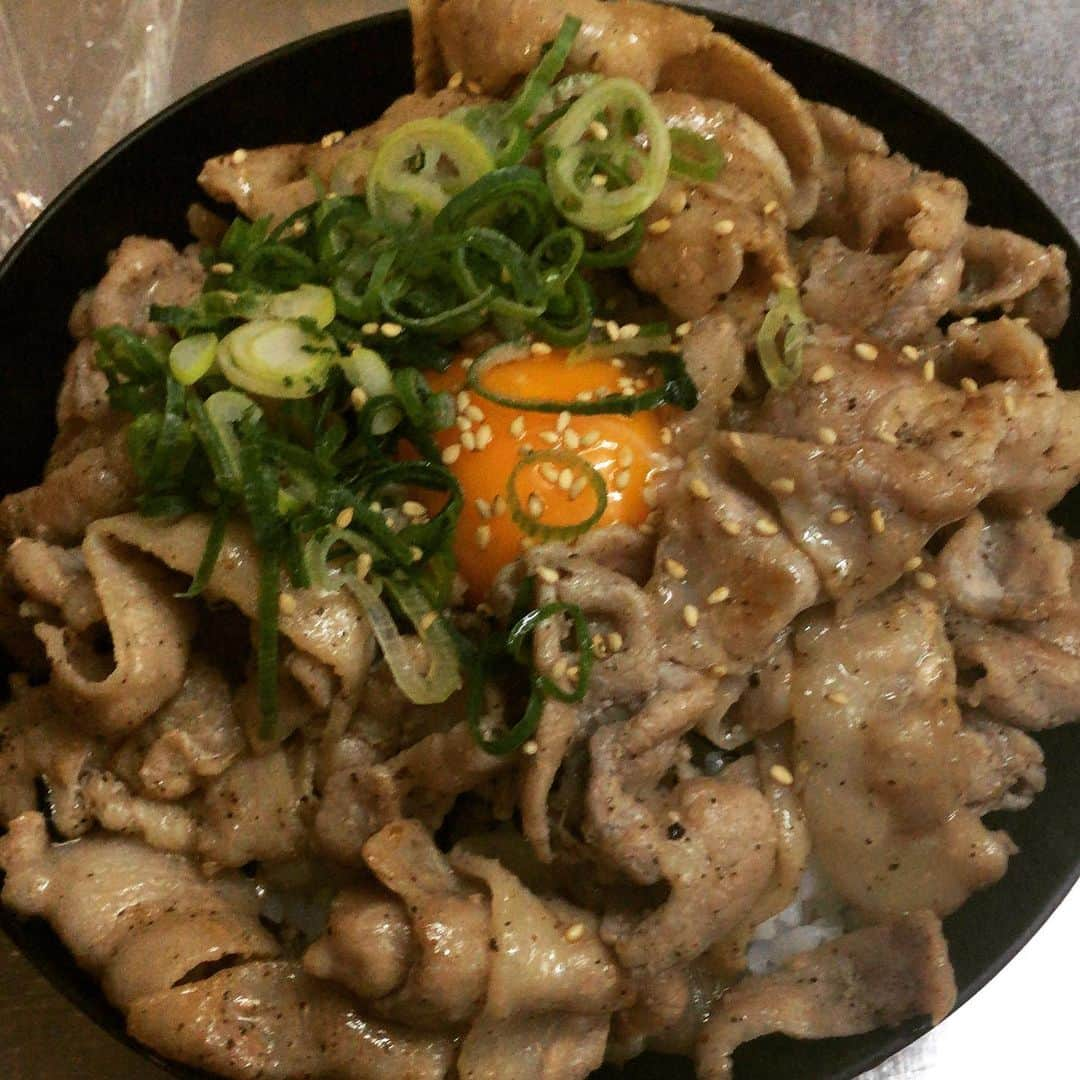 知床漁場 吹田店のインスタグラム：「知床流豚丼！！#豚丼 #うまい #美味い #ご飯がすすむ #おかわり #おかわりくん #吹田グルメ #吹田ランチ #吹田グリーンプレイス #知床漁場吹田店 #北海道 #でっかいどう」