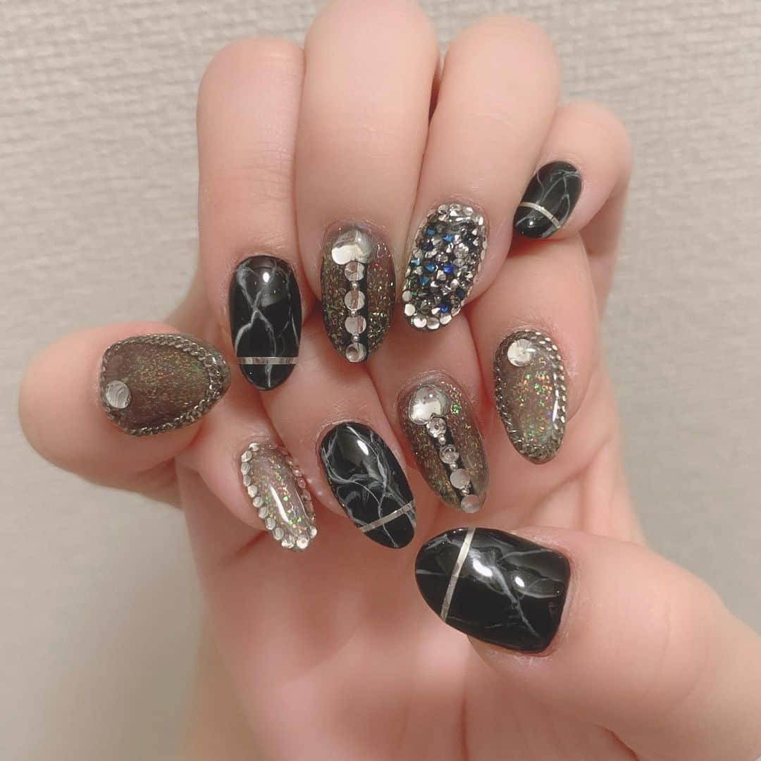 太田里織菜さんのインスタグラム写真 - (太田里織菜Instagram)「. . new nail...♡ . #らぶどる #marvelousネイル #marvelousnail #黒ネイル #大理石ネイル #チェーンネイル #ネイルデザイン #ネイル #nail」2月25日 16時21分 - riopyon1231