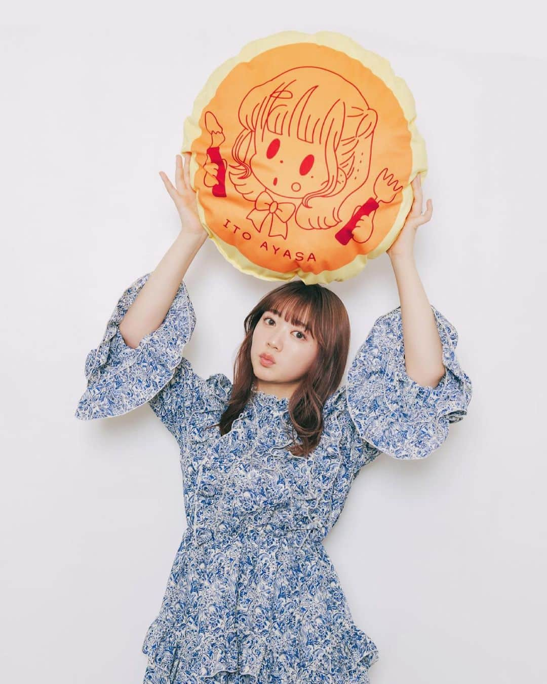 伊藤彩沙さんのインスタグラム写真 - (伊藤彩沙Instagram)「🥞✨お知らせ✨🥞  ヴィレヴァンさんコラボ第二弾！✨ 私の大好きな「生クリーム」をモチーフに、おしゃかわ美味しそう🍼なグッズを作ってもらいましたっ🥞❤️  今回も特典撮りおろしブロマイドや 購入者限定イベントがございます🤍  オンライン先行受注は2021年2月22日（月）～2月28日（日）までです！  詳細はこちらっ village-v.co.jp/news/item/8581」2月25日 16時22分 - ayasacream