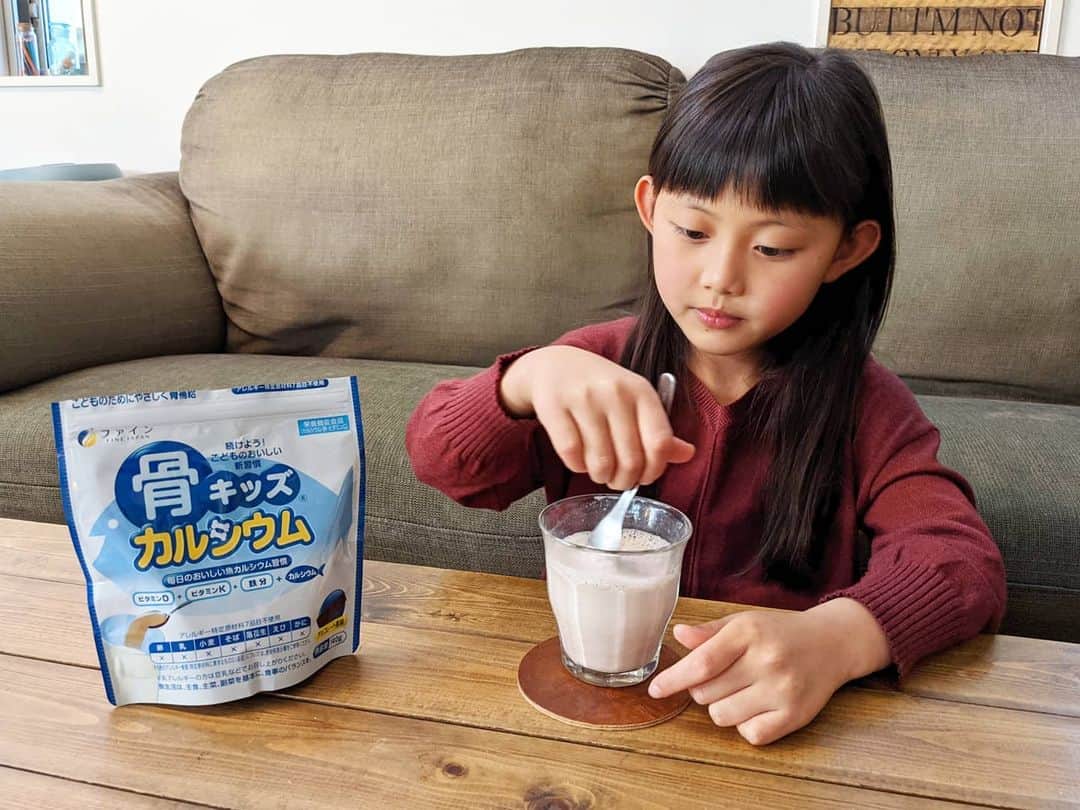 えりさんのインスタグラム写真 - (えりInstagram)「🐮🥛 . . 入学して1年･･･やっと牛乳が飲めるようになったけど 育ち盛りなお年頃👧食事だけでとることが難しい不足しがちな栄養素を補うために @finesuperfood の骨キッズカルシウムを牛乳と混ぜて飲んでいます🥛 4枚目のぷはぁ😍の顔で美味しさ伝わる😂 .  兄妹のお気に入りは なぁちゃんはチョコレート味🍫 兄さんがイチゴ味🍓 ダイエット中の母も栄養補給にどちらも美味しくいただいてます👩 子供たちが大事に飲んでるからこっそりね✨笑  . . 今なら楽天で対象商品 30%OFFクーポン発行中だそう。 ストーリーのURLからクーポンgetできます👍 . . #骨キッズ #成長期 #カルシウム #子供サプリ #ファイン #ファインジャパン #乳製品アレルギー #骨キッズカルシウム #牛乳嫌い #PR」2月25日 16時24分 - chloerinrin