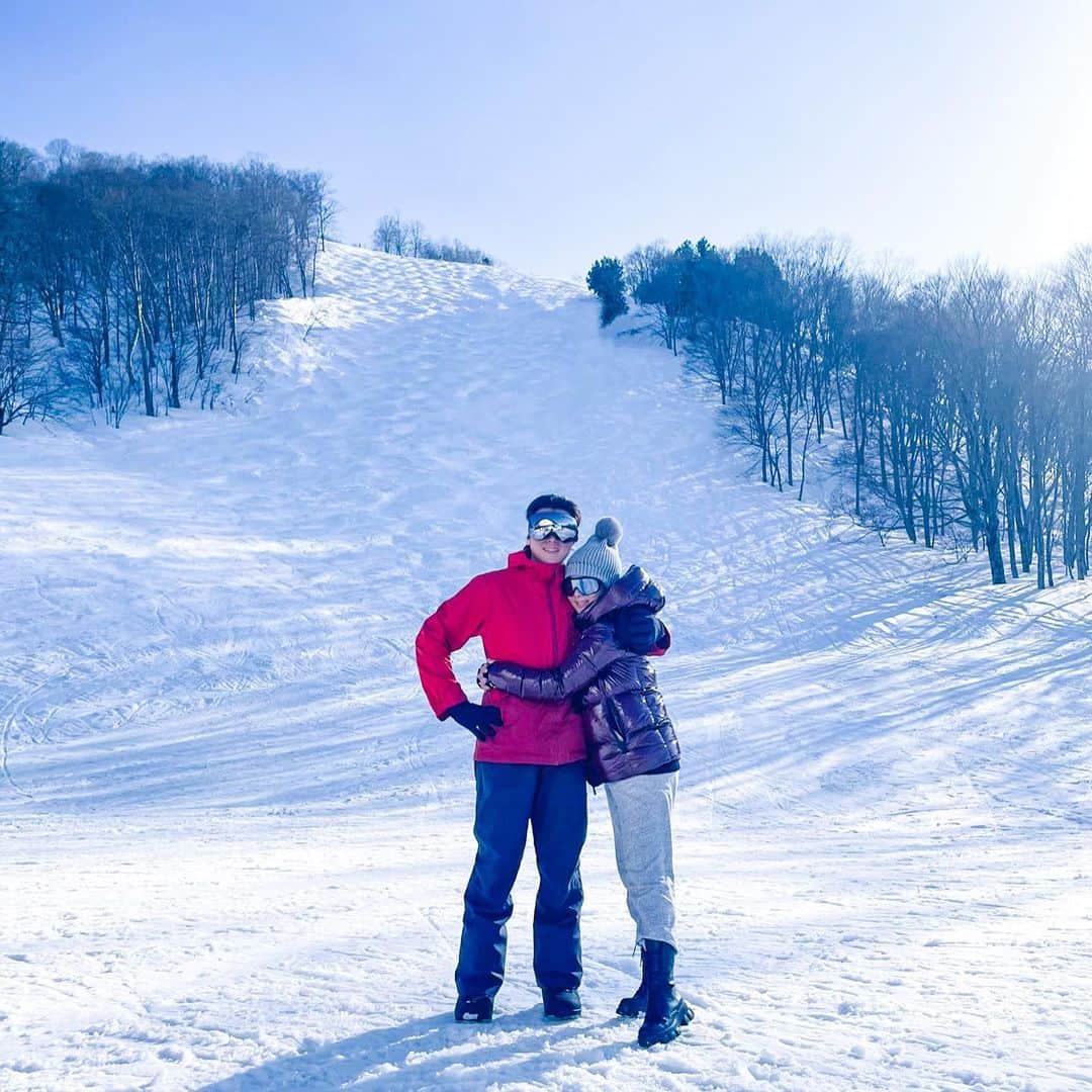 Syahriniのインスタグラム：「• Perfect Vibes In The Mountain ! @reinobarack   _________________𝓢𝓨𝓡______________  #PrincesSyahrini #Winter_February2021 #MountainLyfe」