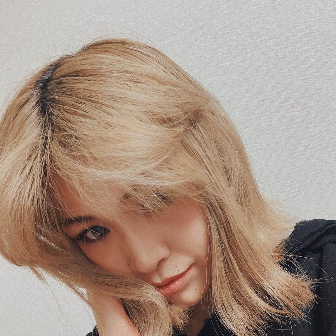 HARUKA MUTOのインスタグラム：「外ハネの日🪐  イヤイヤ期真っ盛りの娘に疲れ果てる時もあるけれど、 やっぱり愛しくて。 娘の存在が今の私の生きる活力になってる事は間違いないんだよね🌻  ワクワクな事も盛り沢山。 言葉にするって大事だなっ。  まだまだ止まりません♪ いつだって今が全盛期や💫 マミー頑張る✌️」