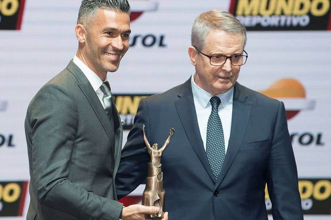 ルイス・ハビエル・ガルシア・サンスのインスタグラム：「#TBT Last year I was receiving on Behalf of Jürgen Klopp and Liverpool the Best Manager of the year award. Football has no memory and we tend to forget the work it's been done at the Club. Massive credit to Jürguen and the staff on the team build up and the silverware achieved !! #TBT #BestManager2020 #LFC」