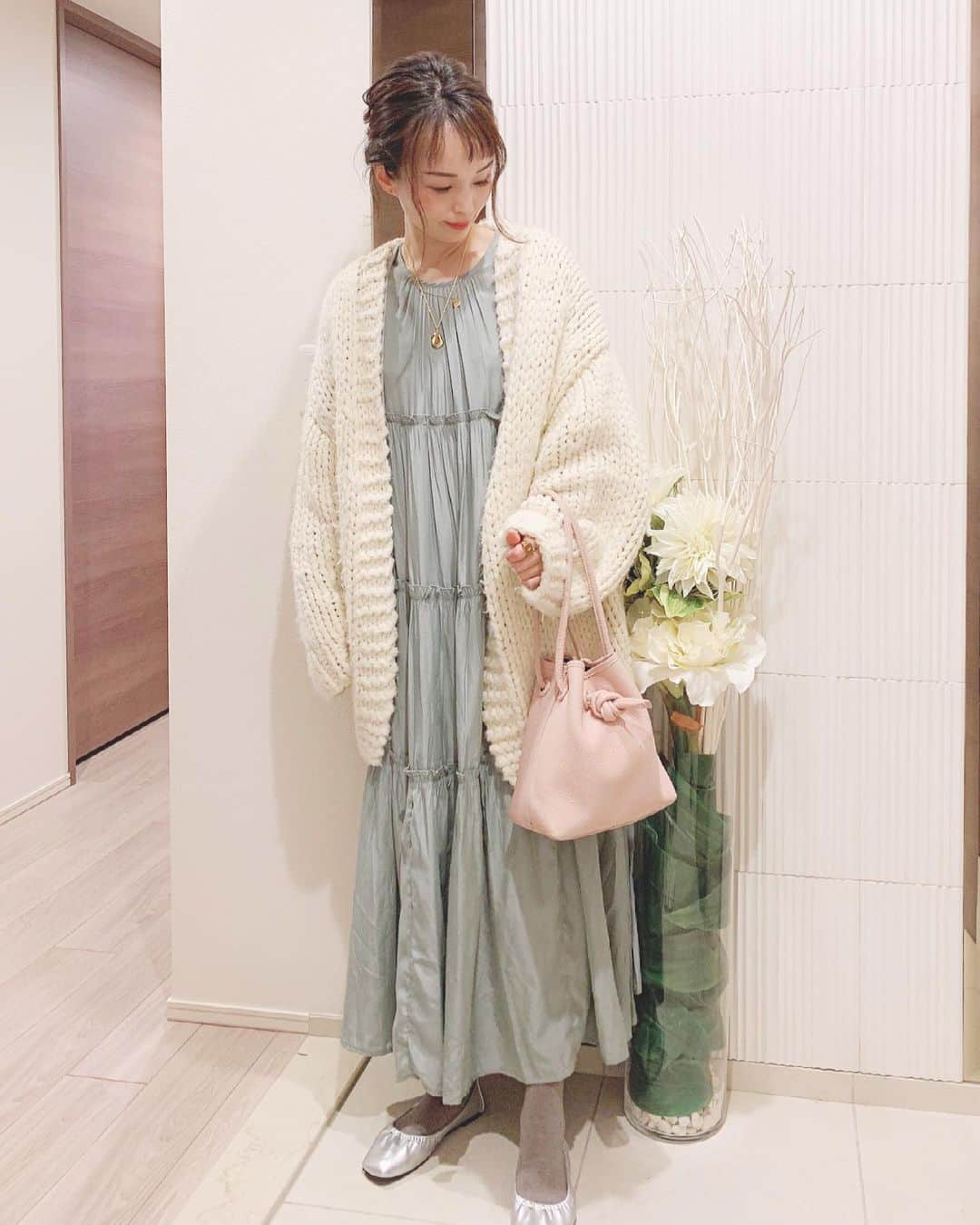 のインスタグラム：「今日は久しぶりなかわい子ちゃんと大阪ランチ🍴☕️ いつも思うけど時間が足りないね😂‼️‼️‼️ カフェの写真はまた別でアップしたい☕️❣️素敵なお店でした😍  今日はちょっと肌寒いけどもー気分は春🤣💚  Op @coca_official_store  Outer @uniqlo_ginza @rosebud_official_ (どっちもちょっと前の) shoes  @gu_for_all_  Bag  @vasic_japan   カーディガン２枚重ねて行きました✨ GUのフラットも履きやすい💕 まだまだ寒いので厚手タイツしまえませんーーー🤣💦このままもーちょっと使っておさらばしなきゃかなー😅💦  コーデはファッションアプリのPARTEで簡単に買えるようになってますよ☺️ TopにURL貼り付けておきます✨  #ootd #outfit #fashion #fashionlover #大人カジュアル#ママコーデ #ママファッション #プチプラコーデ #プチプラファッション #今日のコーデ #コーディネート #coca #コカ #gu #gu_global @gu_global」