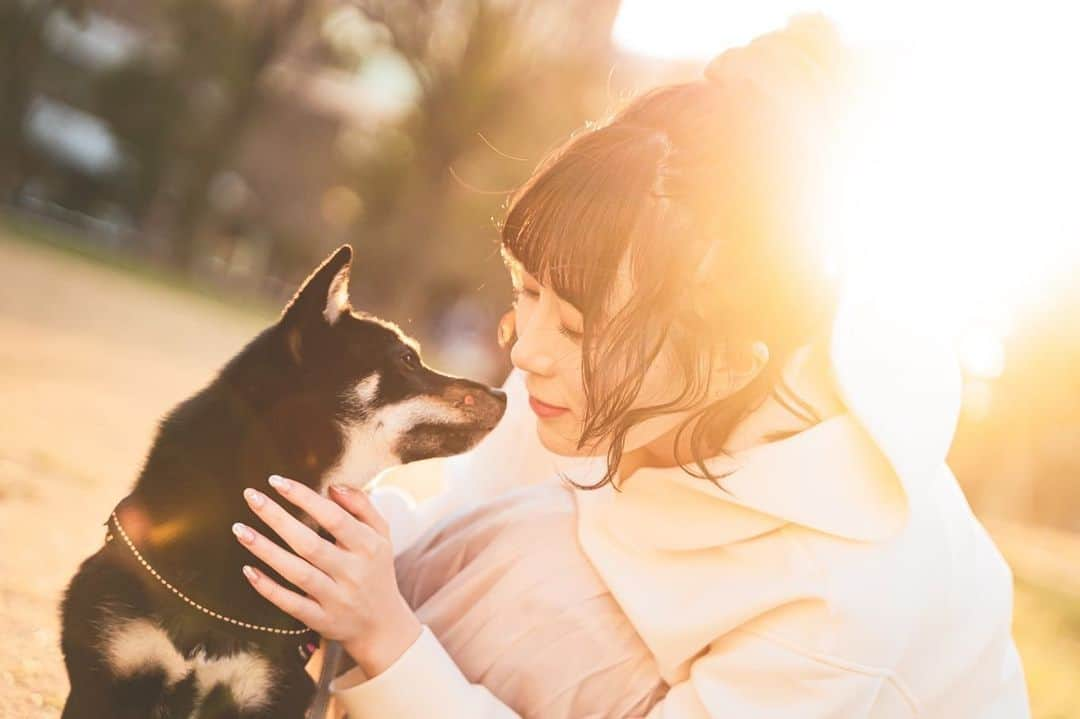 長沢菜々香のインスタグラム：「環奈と初撮影🐕  夕日がすごく綺麗で、とてもいい記念になりました！  環奈様可愛い…🥺  Photo…@yu_shimamoto  hair make…@silo_kat」