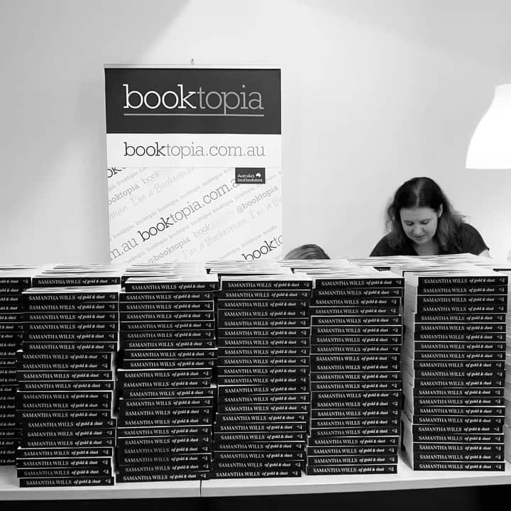 サマンサウィルスのインスタグラム：「This 30sec time lapse is shot over 4.5hours and contains two thousand four hundred and forty five (now!) signed copies of #ofgoldanddust   Huge thank you for today to our launch partner @booktopiabooks, the Booktopia team who kept stacking theses books up! and to the divine Sarah from @allenandunwin x   I signed a few extra, so if you haven’t already, you can order a copy via link in bio, they’ll be making their pilgrimage 💌 to you on March 1!  🖤🖋 signed with love, SWx」