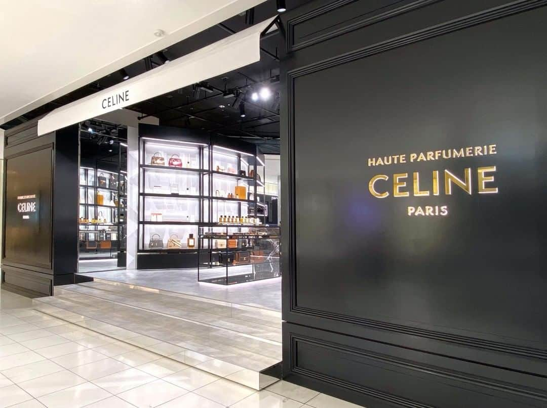 ISETAN PARK netさんのインスタグラム写真 - (ISETAN PARK netInstagram)「＜セリーヌ＞が国内初のレディースポップアップストアを開催！  ＜CELINE/セリーヌ＞のレディース国内初となるポップアップストアを開催中。 2021年サマーコレクションで発表された、メゾンを代表するモノグラムライン「トリオンフキャンバス」から新色ホワイトのレザーグッズを先行販売しています。 またクリエイティブ・ディレクターのエディ・スリマンが自らの香りにまつわる記憶から創り出して話題となったパフュマリーコレクションや、通常お取り扱いのないホーム、トラベルアクセサリー、パフュームケースなどで構成された「メゾン セリーヌ」も注目です。  メゾン セリーヌ ポップアップ ストア ■開催中〜3月2日(火) ■本館1階 ザ・ステージ  詳しくは @isetan_shinjuku ストーリー「POP UP」またはこちら▼ https://www.mistore.jp/shopping/feature/luxury_f2/celinestage_w_lx.html  @celine  @isetan_shinjuku_handbag  @isetanluxury  #CelineIsetan #celine #celinePOPUP #maisonceline #celinehauteparfumerie #isetan #isetanshinjuku #セリーヌ #セリーヌポップアップ #セリーヌトリオンフ #セリーヌトリオンフキャンバス #メゾンセリーヌ #伊勢丹新宿店先行 #新宿 #イセタン #新宿伊勢丹 #伊勢丹 #伊勢丹新宿 #伊勢丹新宿店」2月25日 17時01分 - isetan_shinjuku