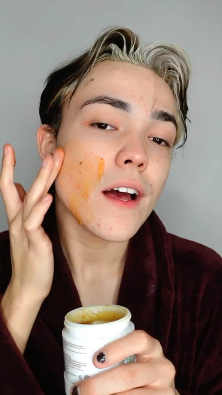 のインスタグラム：「Quelle marque vous permet d’avoir le teint frais en toute circonstance, même au saut du lit ? @horia_insta, @fabiancrfx et @olivialvs ont leur petite idée 👀  💡Indice : c’est une marque qui mijote quelque chose pour ses 5 ans chez SEPHORA !  Des vidéos exclusives, des astuces beautés et des offres exceptionnelles.  Et vous, votre routine préférée du matin, c’est quoi ?  #SephoraFrance @freshbeauty #SephoraxFresh」