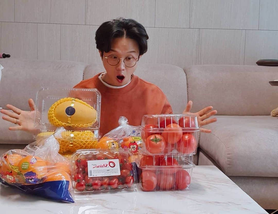 パク・ソングァンのインスタグラム：「## 드디어 #샤인마토🍅  가 다시 돌아왔다!!! 앵콜 5차⁉️ 더이상 말이 필요 없쥬!! 더 놀라운건 #샤인빅마토‼️ 이게 또 미침니다.  진짜 또 다른 신세계입니다. 샤인마토의 큰버젼😆 진짜 싱싱하고 놀라자빠지는 맛  이번에는 태국망고가 아닌 베트남빅망고🥭 맛에놀라고 크기에 놀랍니다.ㅎㅎ  그리고 #썬키스트 #오렌지🍊🍊🍊  준비했습니다.  오늘 밤 9시 🚩 #그립으로 오세욧!! 내일 12시까지 구매 가능🙋🏻‍♂️  📢박성광 채널 오는법📣  1.구글스토어 or 앱스토어에서 그립을 검색해 다운 받는다.  2.검색창에 박성광을 검색한다.  3.팔로우하고 지구 최저가로 득템‼️」