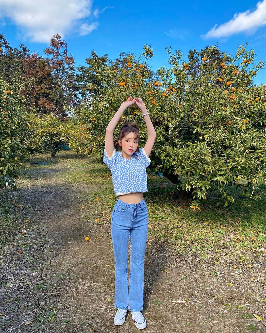 Chuuのインスタグラム：「아이쿠 봄이 왔어요🌿💙 상큼함 1리터 갓 짜낸 플라워 퍼프 티셔츠🌸 소매, 밑단 퀄리티 있는 니팅 마무리로 둥글둥글한 실루엣을 연출해주어요💕 베이지, 오렌지, 퍼플, 블루, 블랙 컬러감 있게 준비했어요! 지금 구경하러 놀러오세요☺️  #chuu#츄#chuu_in_jeju #lovely_daily_look_chuu」