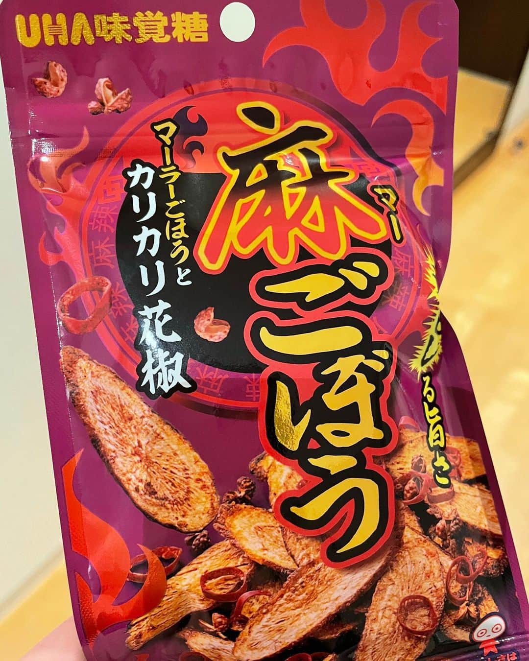吉山りささんのインスタグラム写真 - (吉山りさInstagram)「😍😍😍  ヤバい！！  めちゃくちゃ美味しい🌶  辛さおさえめだけど  めちゃくちゃ美味しくて箱買いしたい💋  #おつまみ #スナック #マーごぼう #麻ごぼう #コンビニ あたしからしたら#コンビニスイーツ 😍😋 #美味 #ごぼう #花椒 #🌶 #唐辛子 #uha味覚糖 さんの #瞬間清涼 がめちゃくちゃ好きで毎日食べてた高校時代😂 また生きてるうちに発売して欲しいなぁ💕   #激辛女子 #辛い #辛いの大好き #辛口 だけど辛みあまりなくて美味しい🌶 #Hot   #ビール がすすむくん🍻  #吉山りさ ですか？はい」2月25日 16時55分 - oreorerisa