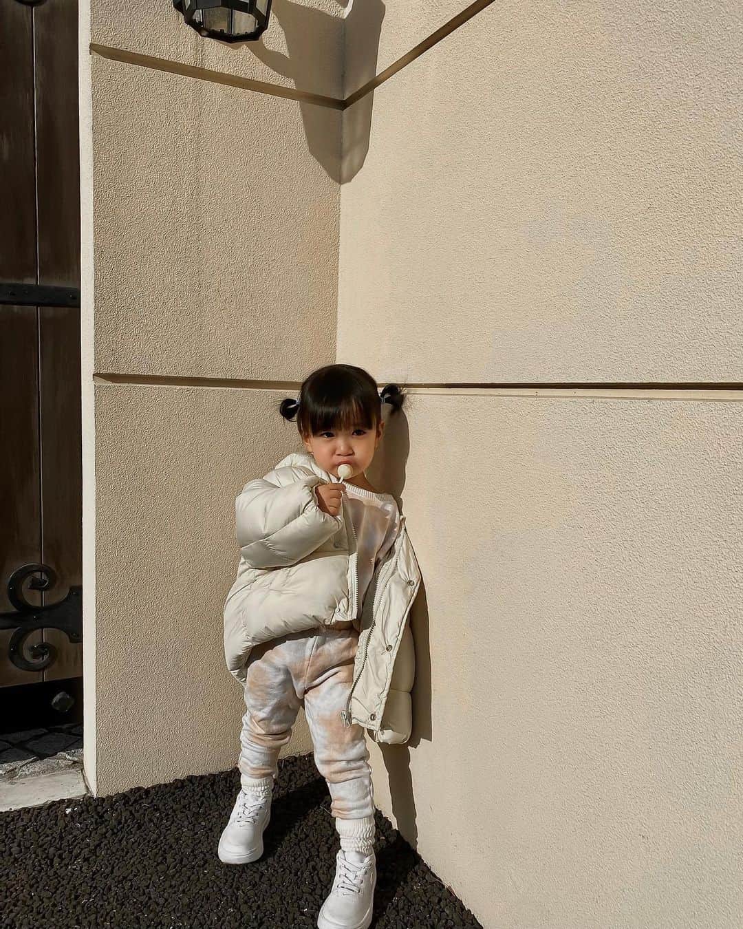 孫きょうのインスタグラム：「anna's outfit🥛  海外girlsに私が影響されて😏✌🏽 してみたかったスエットコーデ。  ダウンもスエットも海外ショップだけど日本発送OKだったよ📦タグ見てね🏷  くしゅソックスにエアフォースも、かわいいいいぃぃ🤍」