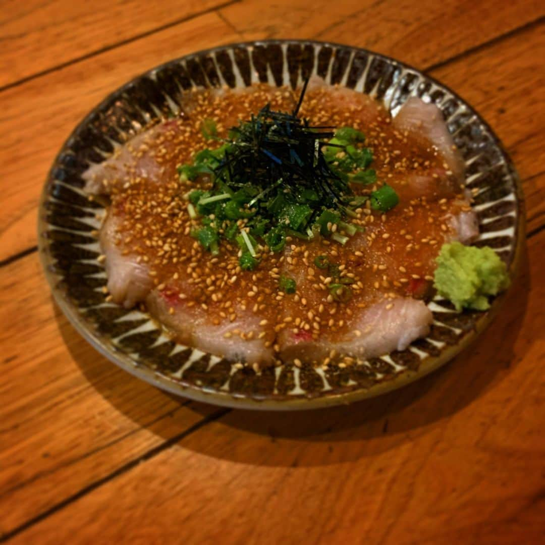 新宿寅箱さんのインスタグラム写真 - (新宿寅箱Instagram)「ゴマぶり刺し、ジビエ、鰻で 軽く一杯いかがですか？ . 本日もお待ちしております！ . 鰻丼1000円イベントもよろしくお願いします！ 断然お得です。 . #新宿寅箱 #ブリ #ジビエ串 #鹿 #猪 #猪ハツ #鰻 #新宿５丁目 #居酒屋」2月25日 17時05分 - torabako519