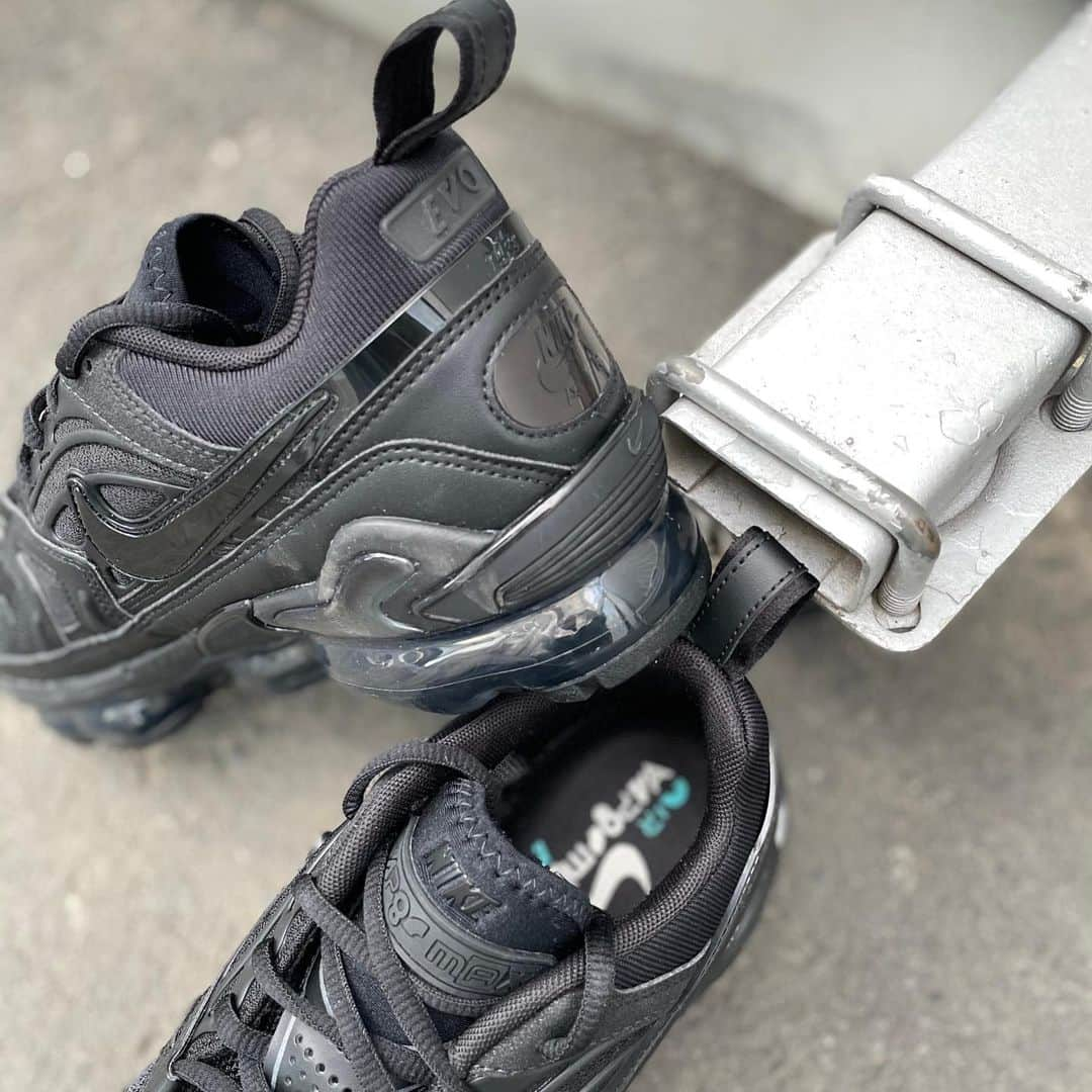 アトモスガールズ/atmos girlsさんのインスタグラム写真 - (アトモスガールズ/atmos girlsInstagram)「. NIKEからAIR VAPERMAX EVO BLACKが登場🔥  最新鋭の"AIR VAPORMAX(エア ヴェイパーマックス)"のソールユニットを携えながら、アッパーには往年のAIR MAXシリーズをMIXさせた1足が登場します😇✨ "AIR VAPORMAX EVO(エア ヴェイパー エヴォ)"と名付けられた通り、 歴代のシリーズ作進化の過程を表現🤍 1足に"AIRMAX1"90"、”BW”、"93"、"95"、"96 II"、"PLUS"、"720"などの象徴的なパーツを組み合わさてデコラティブな装いとなっております💓時代と時代をつなぐ新旧のハイブリッドモデルとなっています👀✨ 3/4(THU)より発売開始✨是非お見逃しなく！  #atmos#atmospink#atmostokyo#nike #airmax #airvapormax #airvapormaxevo#shoes#sneakers#spring#springfashion#springcode#japan#harajuku#アトモス#アトモスピンク#アトモストウキョウ#ナイキ #エアマックス #ヴェイパーマックス #スニーカー #スニーカー女子#シューズ#春ファッション#春コーディネート#春コーデ#ジャパン#ハラジュク#comingsoon#👟」2月25日 17時06分 - atmos_pink_official