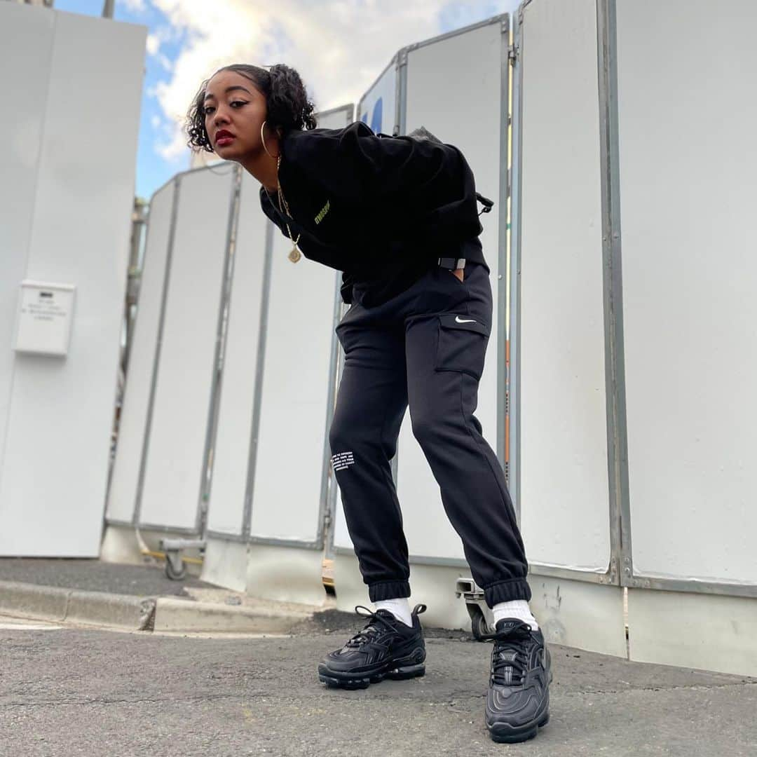 アトモスガールズ/atmos girlsさんのインスタグラム写真 - (アトモスガールズ/atmos girlsInstagram)「. NIKEからAIR VAPERMAX EVO BLACKが登場🔥  最新鋭の"AIR VAPORMAX(エア ヴェイパーマックス)"のソールユニットを携えながら、アッパーには往年のAIR MAXシリーズをMIXさせた1足が登場します😇✨ "AIR VAPORMAX EVO(エア ヴェイパー エヴォ)"と名付けられた通り、 歴代のシリーズ作進化の過程を表現🤍 1足に"AIRMAX1"90"、”BW”、"93"、"95"、"96 II"、"PLUS"、"720"などの象徴的なパーツを組み合わさてデコラティブな装いとなっております💓時代と時代をつなぐ新旧のハイブリッドモデルとなっています👀✨ 3/4(THU)より発売開始✨是非お見逃しなく！  #atmos#atmospink#atmostokyo#nike #airmax #airvapormax #airvapormaxevo#shoes#sneakers#spring#springfashion#springcode#japan#harajuku#アトモス#アトモスピンク#アトモストウキョウ#ナイキ #エアマックス #ヴェイパーマックス #スニーカー #スニーカー女子#シューズ#春ファッション#春コーディネート#春コーデ#ジャパン#ハラジュク#comingsoon#👟」2月25日 17時06分 - atmos_pink_official