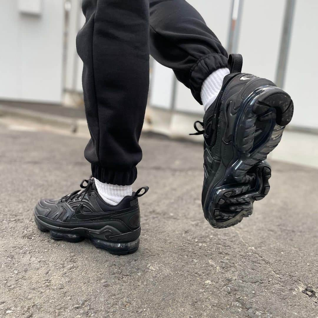 アトモスガールズ/atmos girlsさんのインスタグラム写真 - (アトモスガールズ/atmos girlsInstagram)「. NIKEからAIR VAPERMAX EVO BLACKが登場🔥  最新鋭の"AIR VAPORMAX(エア ヴェイパーマックス)"のソールユニットを携えながら、アッパーには往年のAIR MAXシリーズをMIXさせた1足が登場します😇✨ "AIR VAPORMAX EVO(エア ヴェイパー エヴォ)"と名付けられた通り、 歴代のシリーズ作進化の過程を表現🤍 1足に"AIRMAX1"90"、”BW”、"93"、"95"、"96 II"、"PLUS"、"720"などの象徴的なパーツを組み合わさてデコラティブな装いとなっております💓時代と時代をつなぐ新旧のハイブリッドモデルとなっています👀✨ 3/4(THU)より発売開始✨是非お見逃しなく！  #atmos#atmospink#atmostokyo#nike #airmax #airvapormax #airvapormaxevo#shoes#sneakers#spring#springfashion#springcode#japan#harajuku#アトモス#アトモスピンク#アトモストウキョウ#ナイキ #エアマックス #ヴェイパーマックス #スニーカー #スニーカー女子#シューズ#春ファッション#春コーディネート#春コーデ#ジャパン#ハラジュク#comingsoon#👟」2月25日 17時06分 - atmos_pink_official