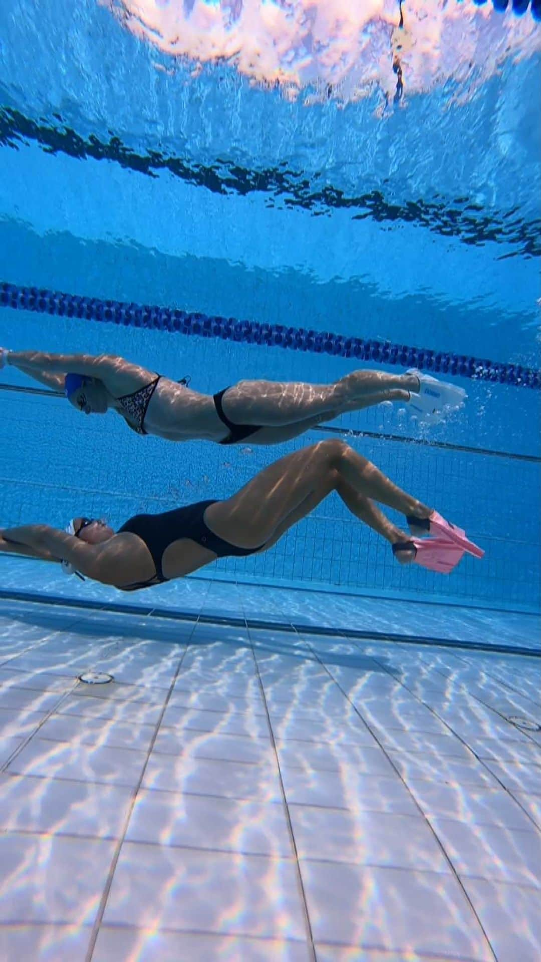 エミリー・シーボームのインスタグラム：「Switching up positions for you.   @georgiabohl  @arenawaterinstinct  @arenaaustralia @energystandard   #underwater #slomo #swimming #athlete #goldcoast」