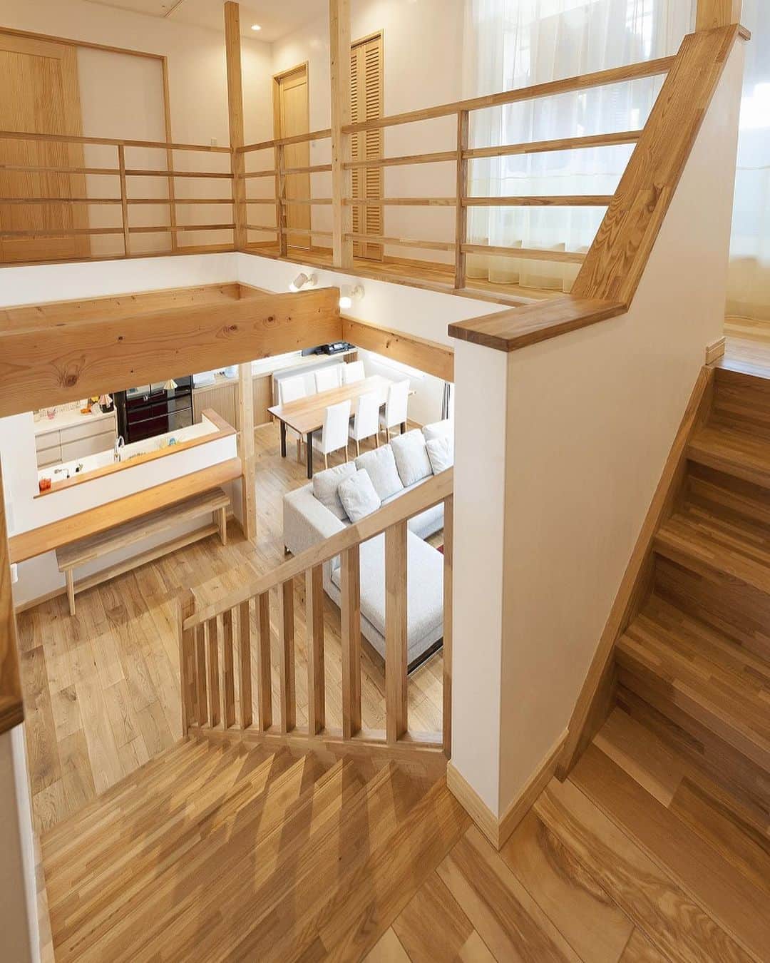 e-sumai_kyotoさんのインスタグラム写真 - (e-sumai_kyotoInstagram)「今回はスキップフロアーのあるお住まいです！ 子ども部屋が中2階である階段の途中にあり、広々とした廊下と吹抜けが魅力的なお住まいです♪  自然素材にこだわった注文住宅・リノベーションをお考えの方、お気軽にお問い合わせください。  家創りの資料請求はこちらから →@request_esumai  #京都工務店 #注文住宅 #イー住まい #自由設計 #自然素材 #リフォーム#無垢フローリング #リノベーション #トイレ #水回り#外壁 #土地探し #カフェ #デザイン #家具 #暮らしの道具 #housedesign  #家具屋 #暮らしの記録  #マイホーム #家づくり #中2階 #ダイニング #暮らしを楽しむ  #子ども部屋#階段 #スキップフロアー」2月25日 17時09分 - livia_kyoto