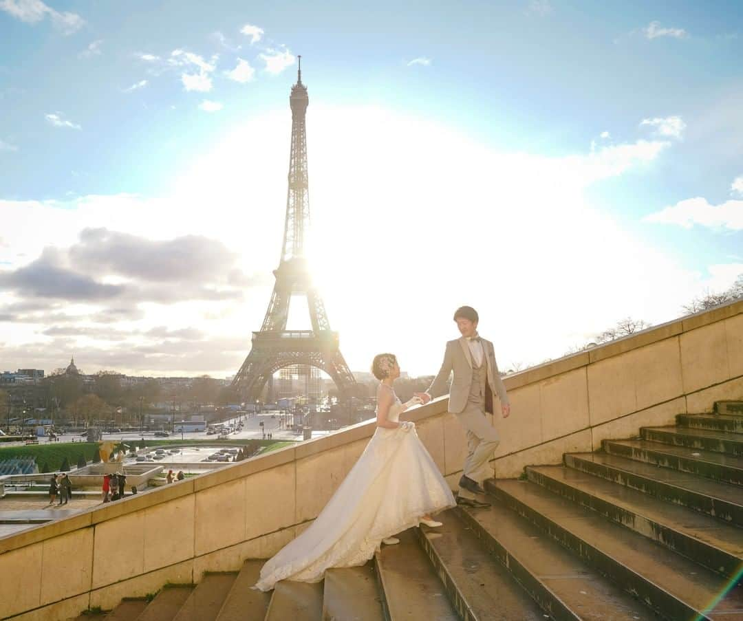 ラヴィ•ファクトリーさんのインスタグラム写真 - (ラヴィ•ファクトリーInstagram)「. 【写真で叶える結婚式】 . 誰もが恋する街"パリ"でのウェディングストーリー* 世界に認められた歴史的建造物をバックに ここでしか残せないおふたりだけの作品を。 —————— ラヴィファクトリーパリ: @paris_laviephotography Photographer:@ryosuke.la_vie_factory AREA:PARIS,#エッフェル塔 —————— @laviefactoryをフォローして #laviefactory #ラヴィファクトリー のハッシュタグをつけて お写真を投稿してみてくださいね✳︎ . こちらの公式IG（@laviefactory） で取り上げさせていただきます✨ #wedding#weddingphotography #ラヴィファクトリー #laviefactory #photo #生きる写真 #ハートのある写真 #instawedding #結婚写真 #ウェディング #ウェディングフォト #撮影指示書 #ロケーションフォト #前撮り #プレ花嫁 #結婚準備 #写真好きな人と繋がりたい #フォトウェディング #卒花 #前撮り #後撮り #ウェディングニュース #プラコレ #パリ前撮り #エッフェル塔 #ハネムーン #海外ウェディング」2月25日 17時12分 - laviefactory