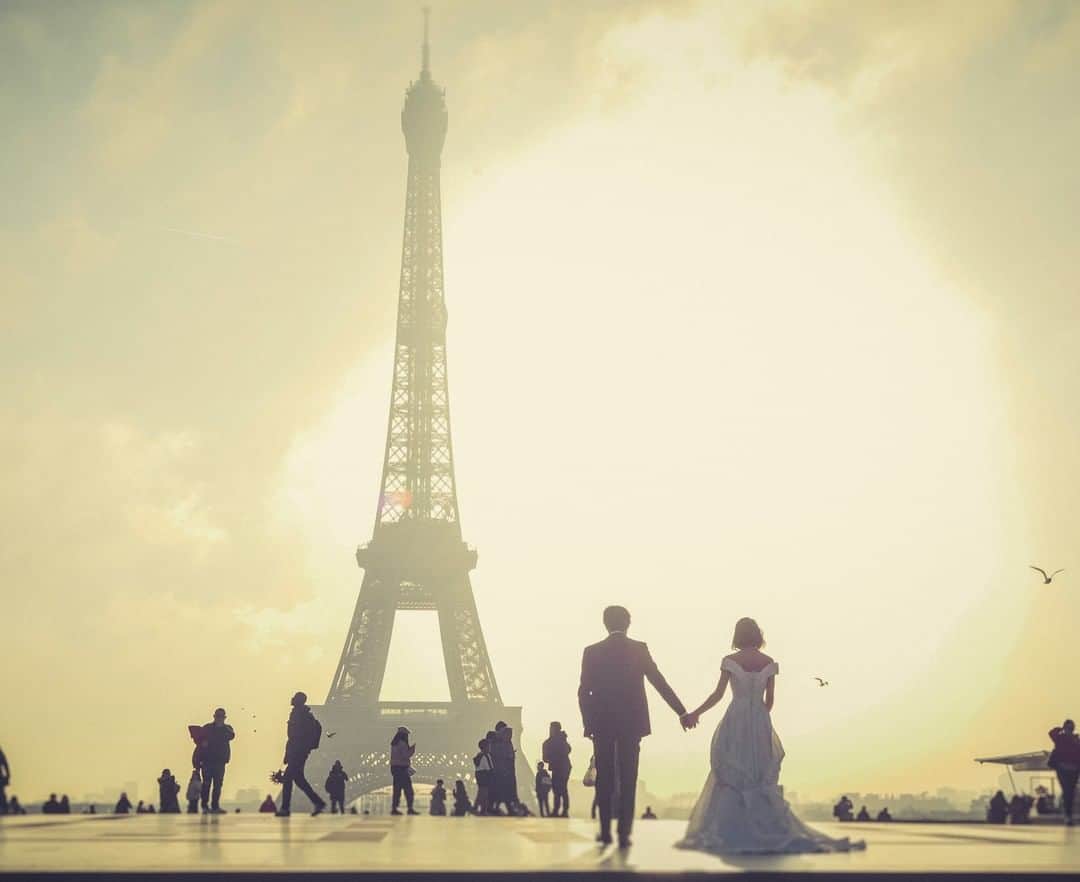 ラヴィ•ファクトリーさんのインスタグラム写真 - (ラヴィ•ファクトリーInstagram)「. 【写真で叶える結婚式】 . 誰もが恋する街"パリ"でのウェディングストーリー* 世界に認められた歴史的建造物をバックに ここでしか残せないおふたりだけの作品を。 —————— ラヴィファクトリーパリ: @paris_laviephotography Photographer:@ryosuke.la_vie_factory AREA:PARIS,#エッフェル塔 —————— @laviefactoryをフォローして #laviefactory #ラヴィファクトリー のハッシュタグをつけて お写真を投稿してみてくださいね✳︎ . こちらの公式IG（@laviefactory） で取り上げさせていただきます✨ #wedding#weddingphotography #ラヴィファクトリー #laviefactory #photo #生きる写真 #ハートのある写真 #instawedding #結婚写真 #ウェディング #ウェディングフォト #撮影指示書 #ロケーションフォト #前撮り #プレ花嫁 #結婚準備 #写真好きな人と繋がりたい #フォトウェディング #卒花 #前撮り #後撮り #ウェディングニュース #プラコレ #パリ前撮り #エッフェル塔 #ハネムーン #海外ウェディング」2月25日 17時12分 - laviefactory