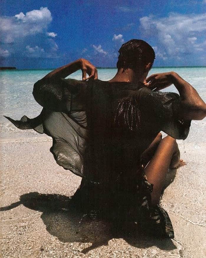 のインスタグラム：「🦋 Italian Vogue, 1990s . . . . #fashioneditorial #beach #italianvogue」