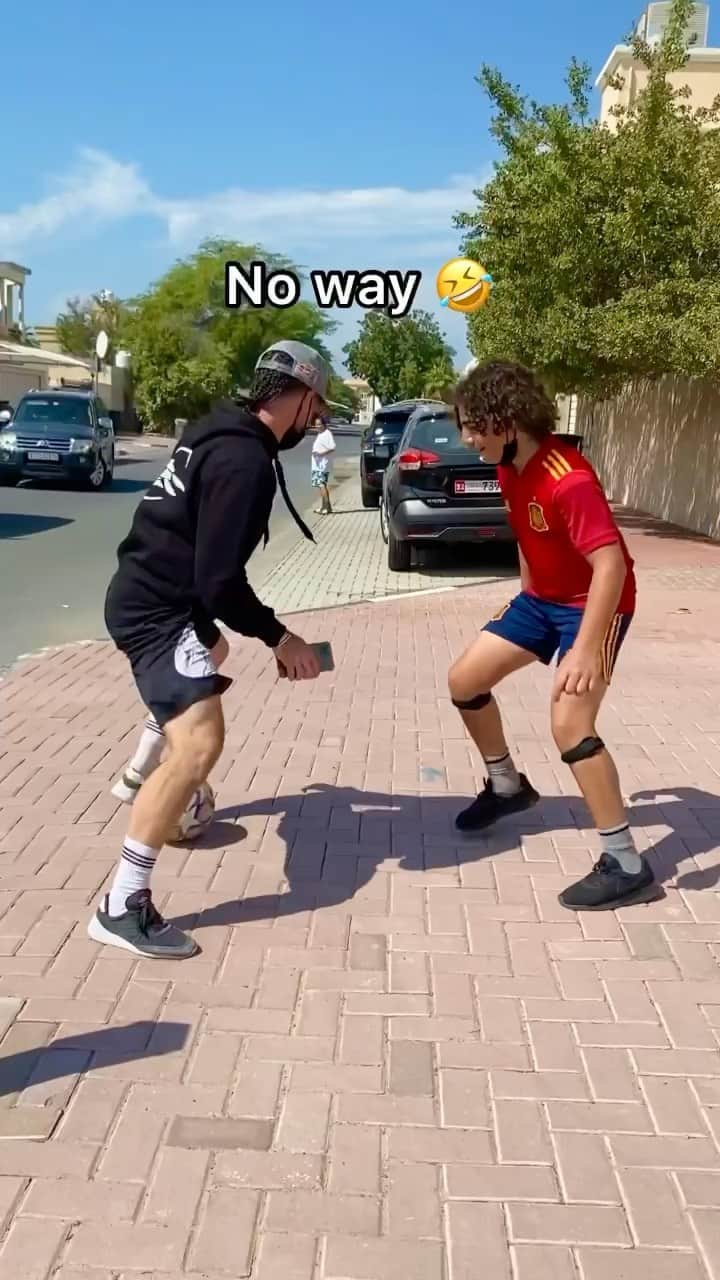 ショーン・ガルニエのインスタグラム：「If you challenge me, you pay the price 🤪 #SeanGarnier #Urbanballer #Football」