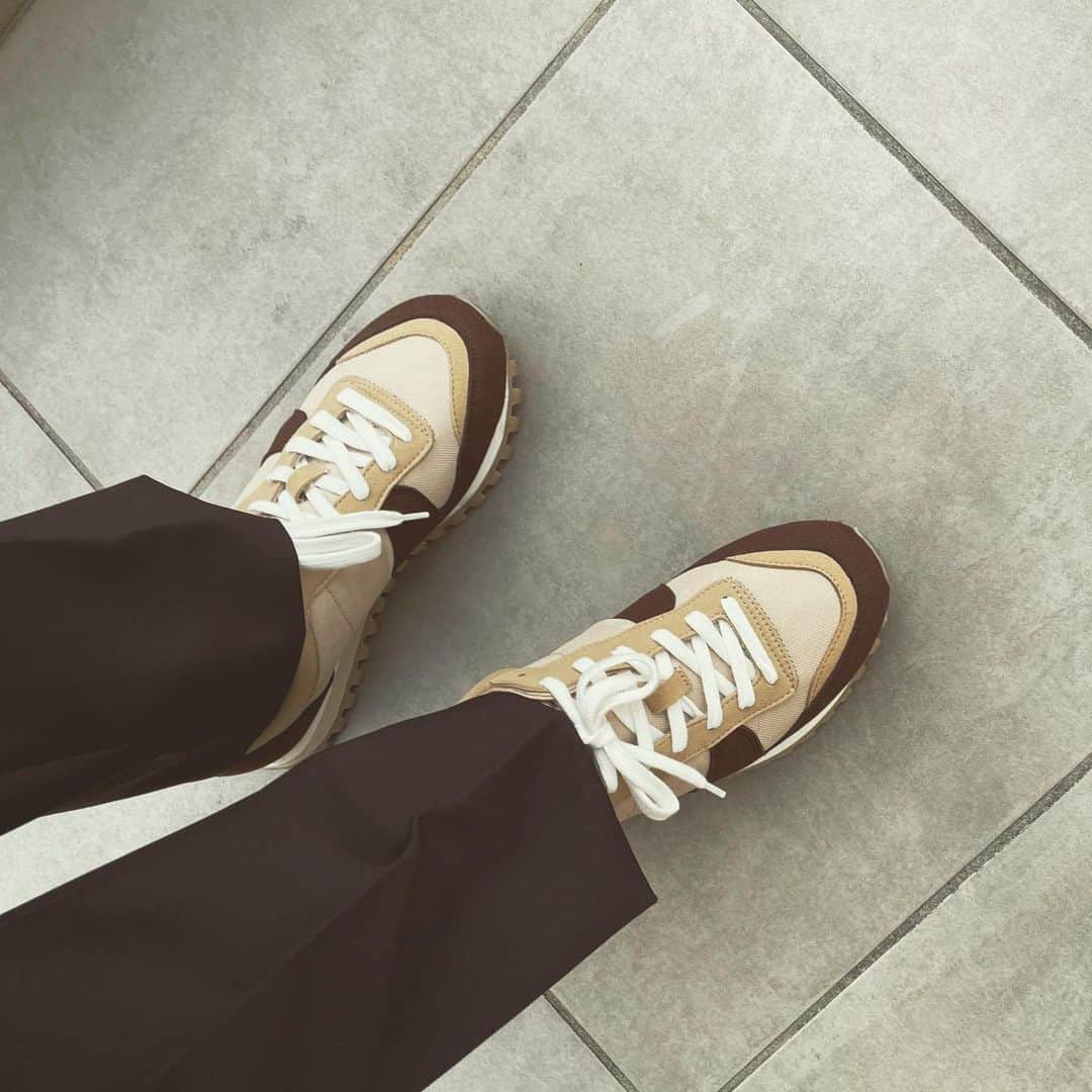 上村若菜のインスタグラム：「. またまた新しい気分👟🤎 . スリット入りのスラックスに合わせて。 . #wakamesfavorite #novesta #スニーカー #スニーカーコーデ #気分は引き続きローテク #リクエストいただいていたnewスニーカーようやく履きました👟」