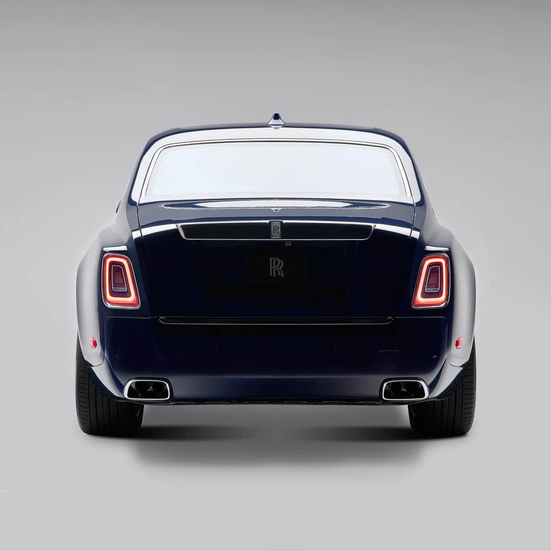 HYPEBEASTさんのインスタグラム写真 - (HYPEBEASTInstagram)「@hypebeastcarclub: @rollsroycecars has unveiled a bespoke Koa Wood Phantom Extended. Custom-built for Jack Boyd Smith Jr., the design was inspired by a Koa wood rocking chair that’s been in the family for generations. Its exterior comes dressed in a Packard Blue shade to match Smith Jr.’s 1934 Packard Twelve Coupe, matched with a contrasting Dove Grey leather interior. The owner’s initials can be found on the door, while a handcrafted starlight headline carrying 1,420 fiber optic lights arranged to re-create Cleveland, Ohio’s starry night sky finishes off the bespoke experience. ⁠⁠ Photo: Rolls-Royce」2月25日 17時16分 - hypebeast