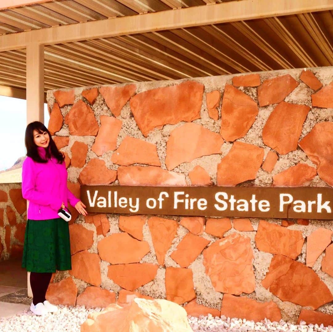 歩りえこさんのインスタグラム写真 - (歩りえこInstagram)「ラスベガスから車で1時間の火の谷。 バレーオブファイヤー あまりメジャーじゃない観光地です。  #火の谷  #バレーオブファイヤー #ラスベガス #ベガス #アメリカ #🇺🇸」2月25日 17時22分 - riekoayumi