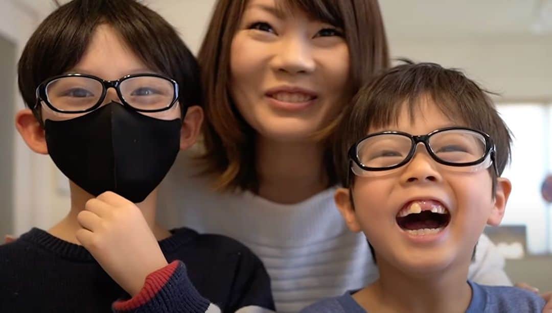 ブラザー4チャンネルのインスタグラム：「ママblog公開しました♪  まだ自粛が続いている中での休日の様子を動画にしてみました！ 親子でもっと笑顔になれるために、これからも楽しい事を見つけていこうと思います！  #ブラザー4 #親子の時間  #休日の過ごし方  #楽しむ  #四兄弟  #祝日  #花粉対策  #花粉症  #youtube  #あっくん  #なーたん #ママblog」
