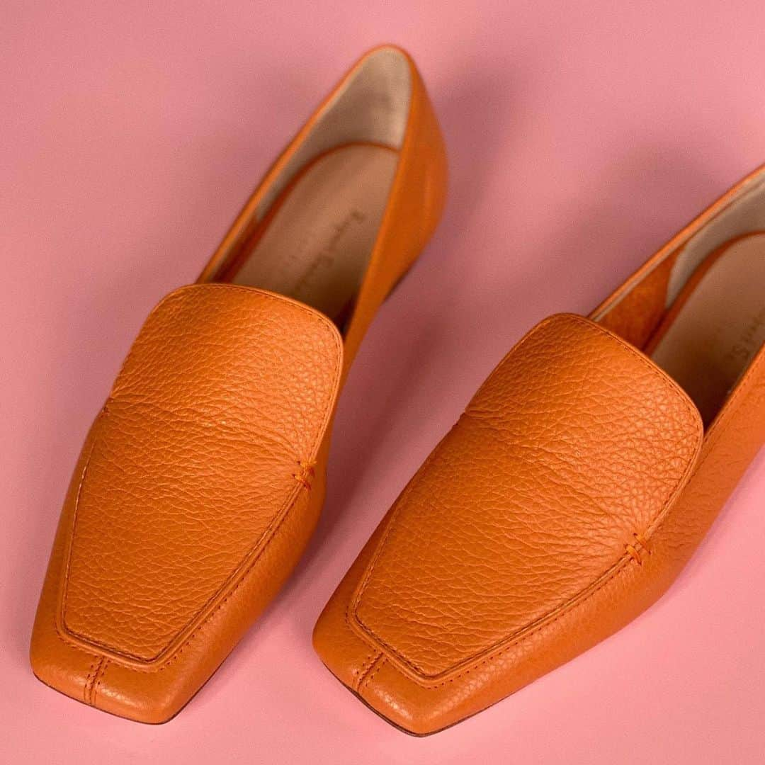 ルパートサンダーソンのインスタグラム：「Sunny Days Ahead I Brimstone in Mou Grain Nappa ☀️ I #FlatShoes #Loafers #Terracotta #Transseasonal #Style #RupertSanderson」