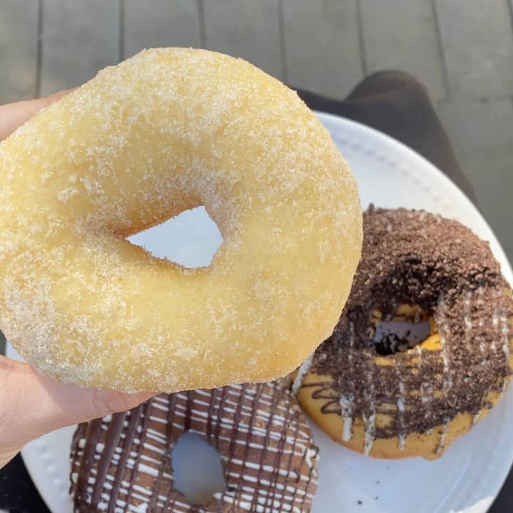 のインスタグラム：「⠀ ＼ 用賀のドーナツ ꪔ̤̮♥ ／﻿ ﻿ ドーナツ愛が止まらない🍩💛﻿ ﻿ #珈琲とドーナツふわもち邸﻿ ◇みるく 162円（税込）﻿ ◇オレオ＆クリーム 248円（税込）﻿ ◇オレンジショコラ 226円（税込）﻿ ﻿ をいただきました🤤﻿ ﻿ 札幌にあるドーナツ屋さんの姉妹店🍩﻿ テイクアウト専門です☺︎﻿ ﻿ 種類豊富なドーナツが並ぶショーケースにうっとり🥺﻿ 店員のお姉さんは可愛くて優しくてキュン🥺﻿ ﻿ 店名の通り、ふわふわもちもちでおいしい♡﻿ オレオとオレンジショコラは中にクリームが入ってたよ🍫﻿ でもやっぱりプレーン が最強説🗽🍩﻿ ﻿ また行こっと😊✨ ⠀ #ドーナツ #ふわもち邸 #用賀カフェ #用賀グルメ #チョコレート」