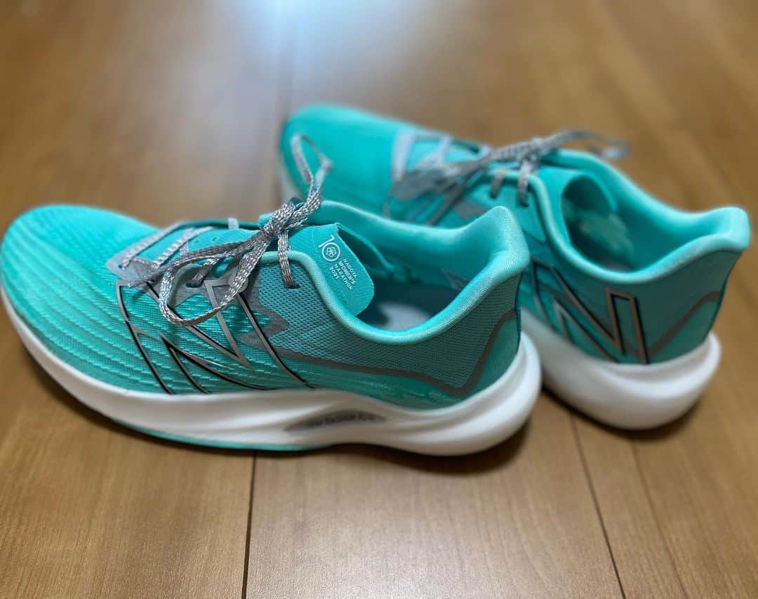 西谷綾子のインスタグラム：「🌸 @newbalancerunning  FuelCell REBEL v2 記念すべき第10回大会のロゴ入り♡ 名古屋ウィメンズマラソン2021限定モデル👟  あともう少しでRUN再開‼️🏃‍♀️☺️🌸  #ニューバランス #newbalance」