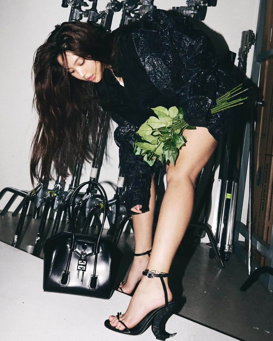 キム・ヒジョンさんのインスタグラム写真 - (キム・ヒジョンInstagram)「💔🔗⛓ @givenchyofficial @matthewmwilliams 📷 @jdzcity」2月25日 17時26分 - kimheebibi