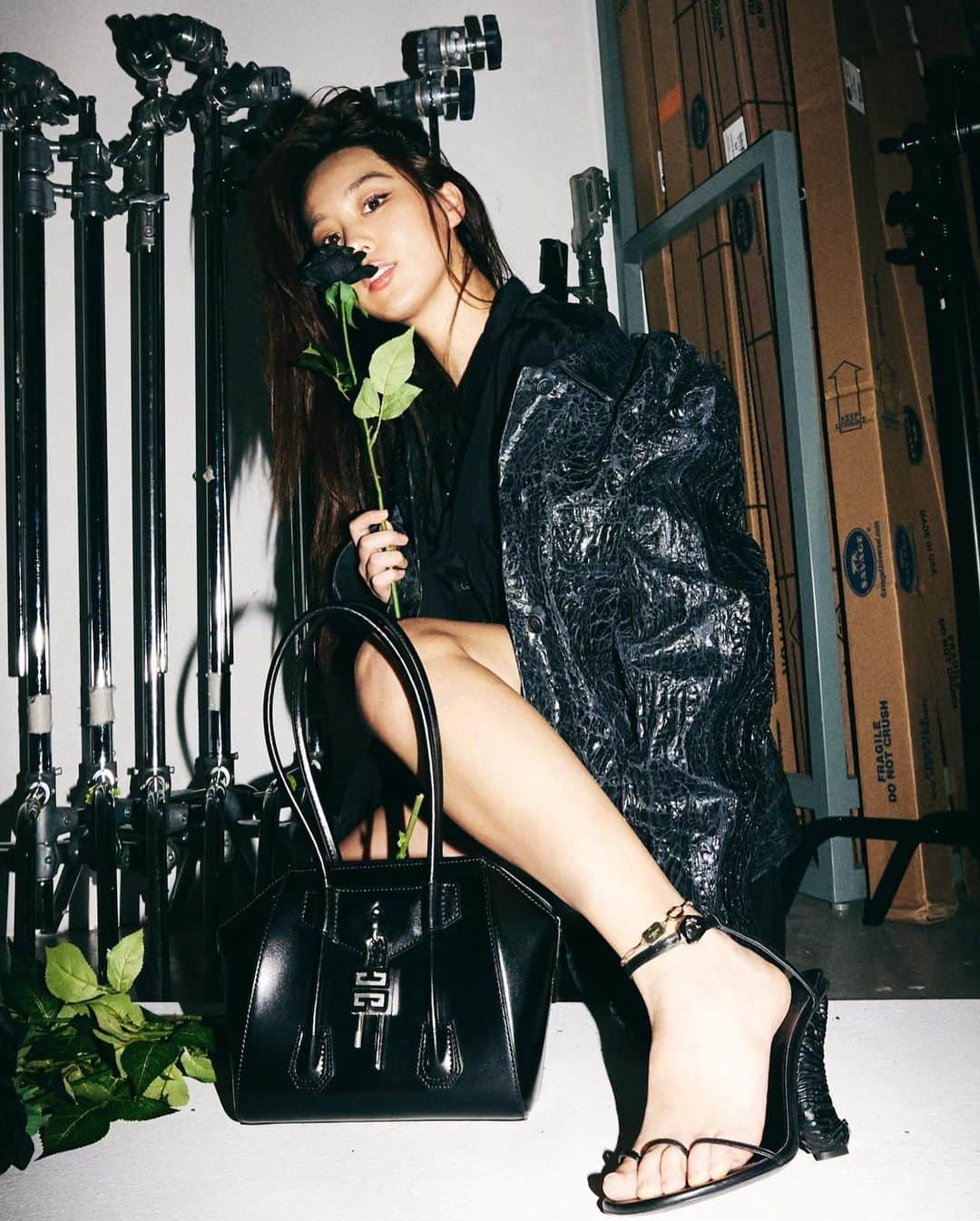 キム・ヒジョンさんのインスタグラム写真 - (キム・ヒジョンInstagram)「💔🔗⛓ @givenchyofficial @matthewmwilliams 📷 @jdzcity」2月25日 17時26分 - kimheebibi