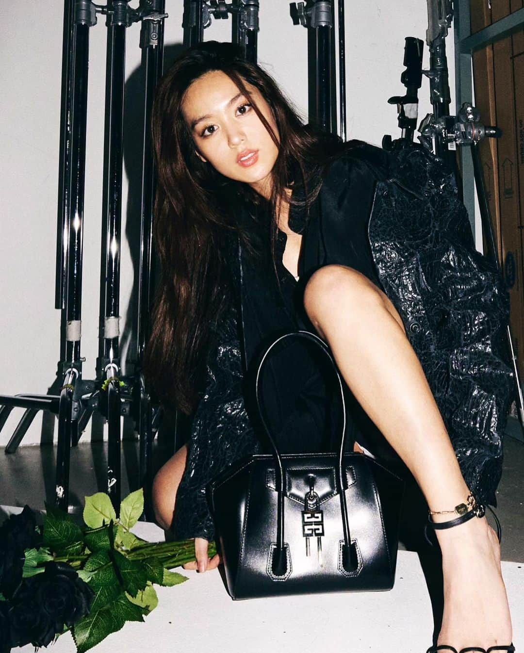 キム・ヒジョンさんのインスタグラム写真 - (キム・ヒジョンInstagram)「💔🔗⛓ @givenchyofficial @matthewmwilliams 📷 @jdzcity」2月25日 17時26分 - kimheebibi