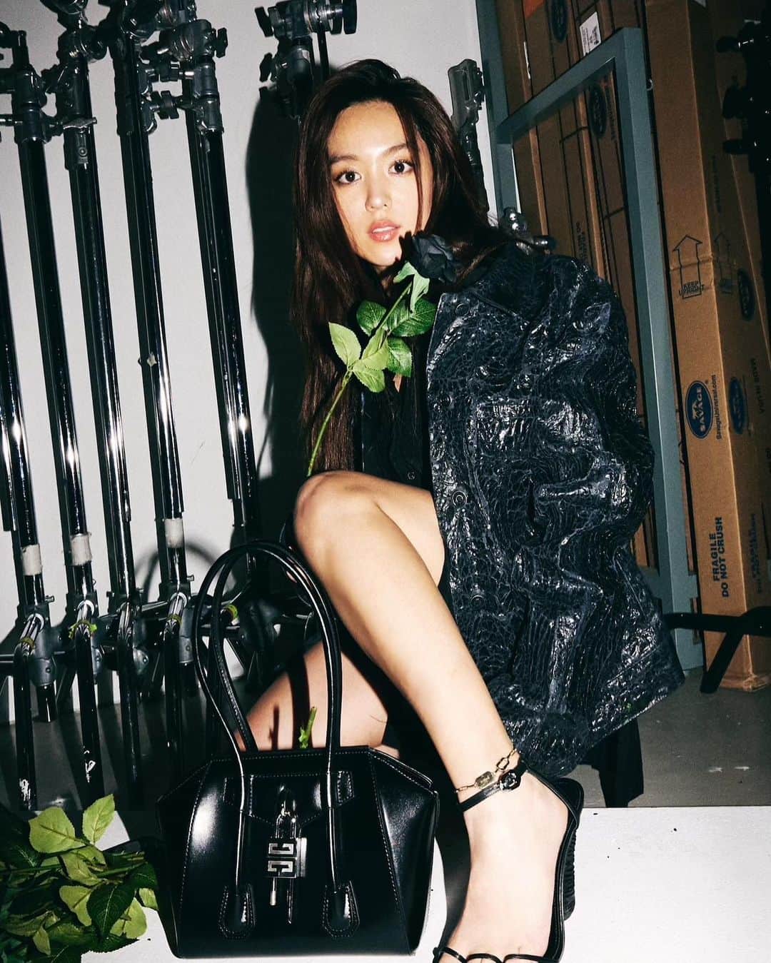 キム・ヒジョンさんのインスタグラム写真 - (キム・ヒジョンInstagram)「💔🔗⛓ @givenchyofficial @matthewmwilliams 📷 @jdzcity」2月25日 17時26分 - kimheebibi