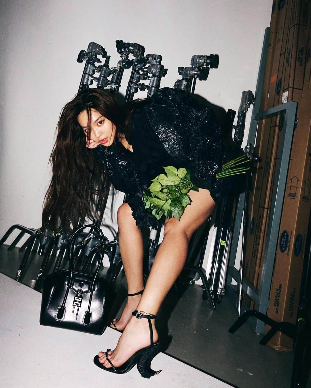 キム・ヒジョンのインスタグラム：「💔🔗⛓ @givenchyofficial @matthewmwilliams 📷 @jdzcity」