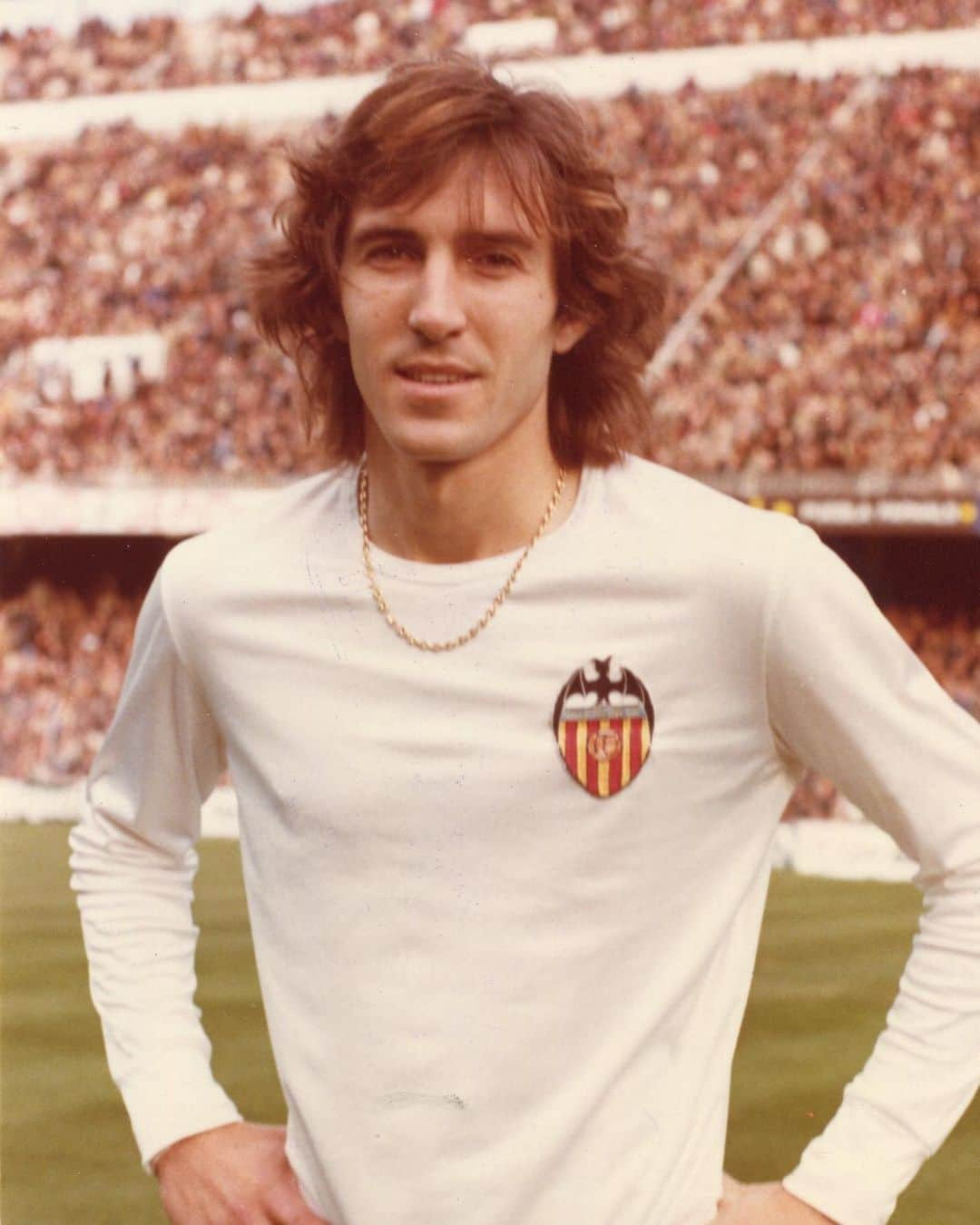 バレンシアCFさんのインスタグラム写真 - (バレンシアCFInstagram)「Hoy cumple años una figura indispensable en la historia del @valenciacf, don @ricardoariasvcf 🎉🎂  👉🏽Former player with the most seasons in VCF history 💯 👉🏽Current ambassador of our Club 🦇 👉🏽Living legend of #ValenciaCF 🖤  ¡Felicidades leyenda! ✨ #JuntsAnemAMUNT」2月25日 17時36分 - valenciacf