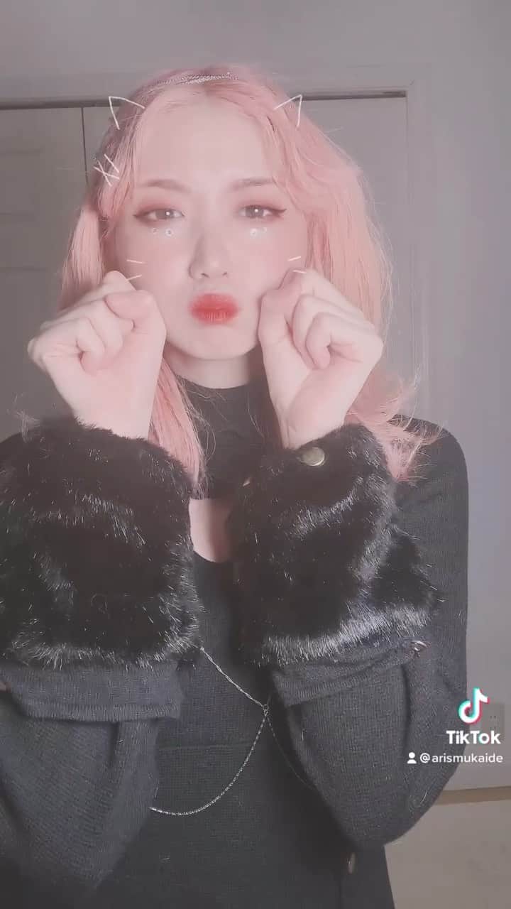 のインスタグラム：「1.2.3 nya  #blackcode #ブラックコーデ #pinkhair #ピンクヘアー  #nyadance #reels」
