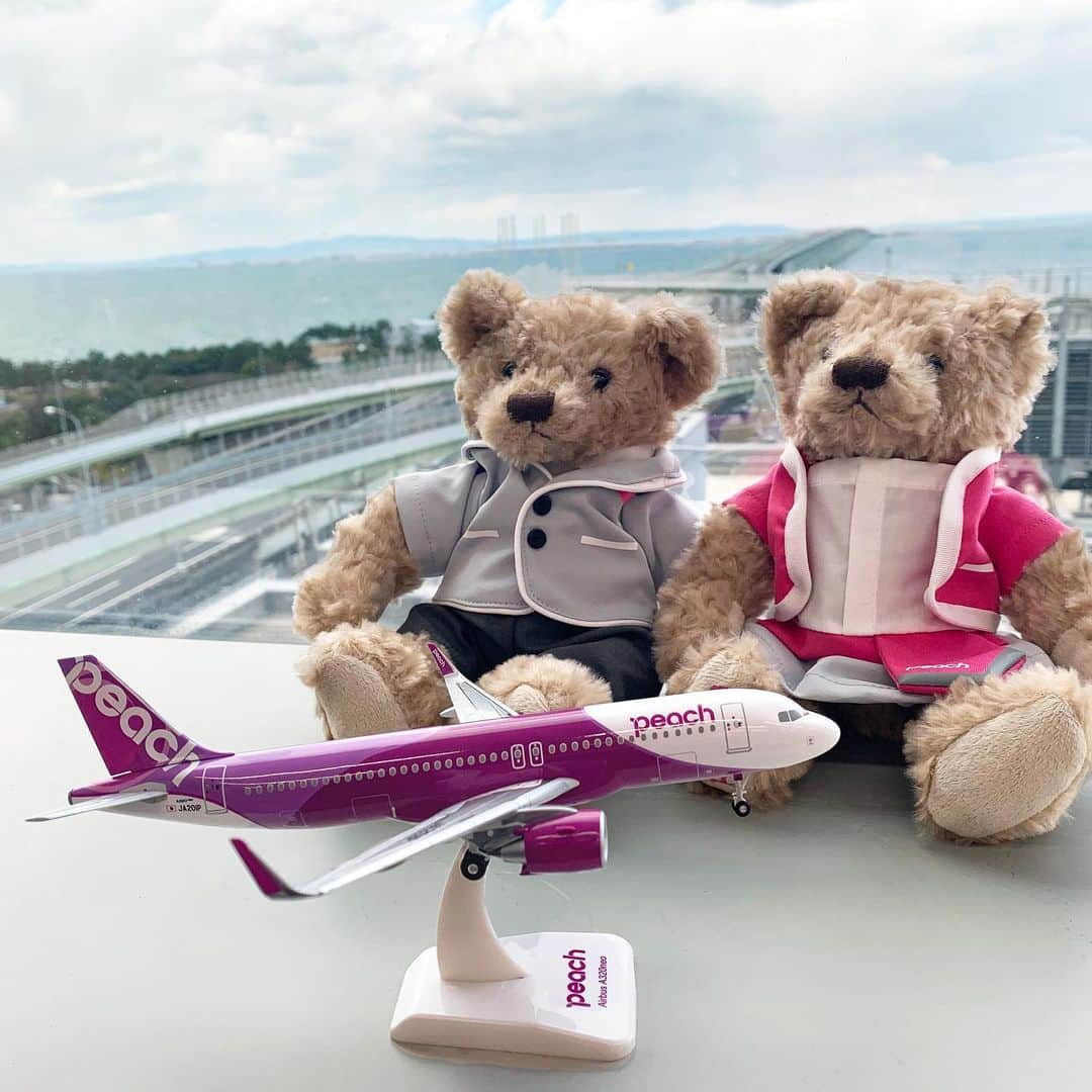 ピーチ・アビエーションのインスタグラム：「✈️A320neo初号機のモデルプレーンがついに登場❗️ Peachが2020年10月に導入したA320neo初号機のモデルプレーンが、ついに完成しました！エンジンや左右の翼の先端にあるシャークレットなど細部まで再現し、カラーは実機塗装用のカラーサンプルを基に忠実に仕上げました。さらに注目は、エアバスA320neo初号機の証であるJA201Pの機体番号入り♪Peachの整備士も納得&大喜びの出来栄えです✨Peachファン、航空ファンの方にはぜひGETしていただきたい一品です。 . A320neoモデルプレーンは現在PEACH SHOP ONLINEで販売中♪ 🖕詳しくは画像をタップ！ . 他にも2019年に惜しまれつつ退役した初号機JA801Pの機体番号入りのモデルプレーンなどもございます。Peachの機体コレクションを並べて、違いをお楽しみください♪ . #fly_peach #peachshoponline #a320neo #モデルプレーン #飛行機 #飛行機グッズ #エアライングッズ #modelplane #aircroftmodel #テディベア#ぬいぐるみ」