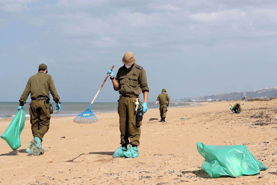 ルモンドのインスタグラム：「Depuis quelques jours l’Etat d’Israël se mobilise afin de nettoyer ses plages, souillées par une marée noire qui y dépose des billes de goudron par millions. La totalité du littoral du pays est touchée, sur 195 kilomètres de côte, ainsi que le Liban voisin. L’immense surface concernée en faisant une menace écologique majeure, l’autorité gouvernementale de la nature et des parcs a qualifié l’évènement de « l’une des pires catastrophes écologique ayant touché le pays ».⁣ L’accès au littoral a été interdit, les dépôts de goudron étant dangereux pour la santé, et la vie sauvage a été fortement touchée. Au Liban les responsables de la réserve naturelle côtière de Tyr sont très inquiets des conséquences de cette pollution sur la biodiversité fragile du secteur, les plages sableuses de la réserve faisant partie des derniers sites de ponte des tortues marines dans la région, ainsi qu'une halte prisée des oiseaux migrateurs.⁣ L’origine de la fuite est toujours inconnue, elle aurait probablement eu lieu entre le 6 et le 10 février. On estime à environ 1000 tonnes la quantité de goudron échouée sur les plages israéliennes. L’armée a été mobilisée pour le nettoyage, aidée de volontaires civils. L’opération est prévue pour durer plusieurs mois.⁣ -⁣ Des soldats nettoient la plage de Atlit en Israël, souillée par une marée noire d’origine inconnue, le 22 février. Photo : Ronen Zvulun (@ronen.zvulun) / Reuters (@reuters)⁣ -⁣ #Israel #nature #mareenoire」