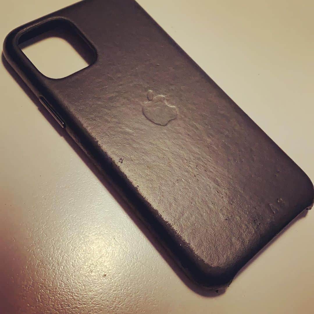 浅田信一のインスタグラム：「バイバイ。  1年半くらい使ったiPhone11Proのケース。よく見たらけっこう年季が入ってカドが擦り切れてる。そろそろ交換時期かなと一度ゴミ箱に捨てたものの、なんとなく忍びなくて一旦救出。結局最後には捨てるのだけど、ずっと身近にあったものだけに捨てるにも少し気後れするよ。」