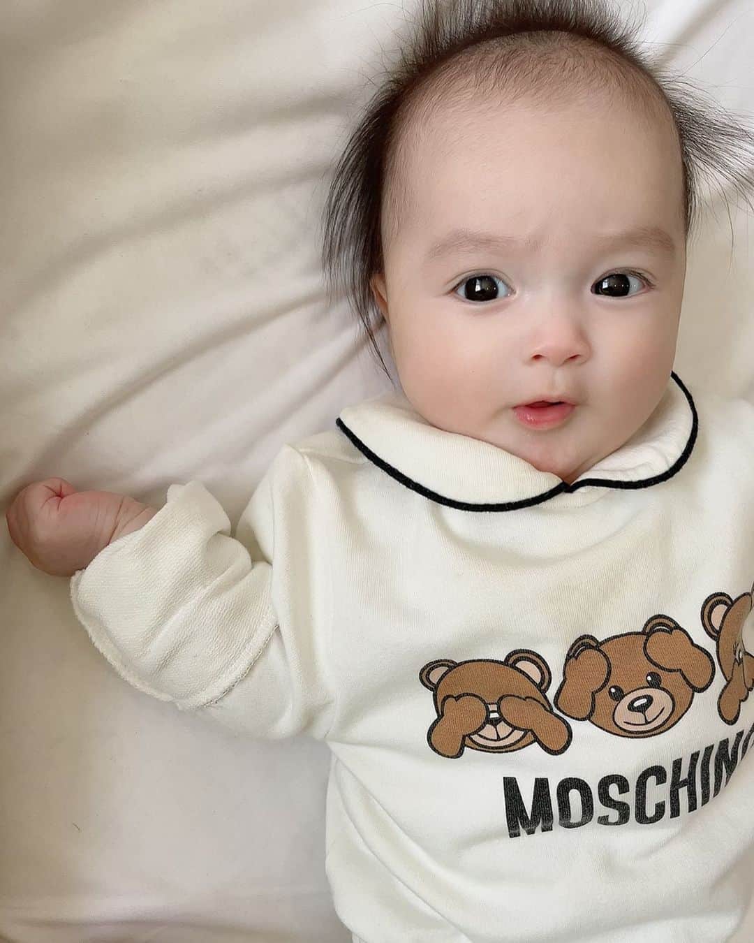 アレクサンダーのインスタグラム：「美人ちゃんモスキーノ❤️ #お兄ちゃんのおさがり❤️ #moschino  #赤ちゃん」