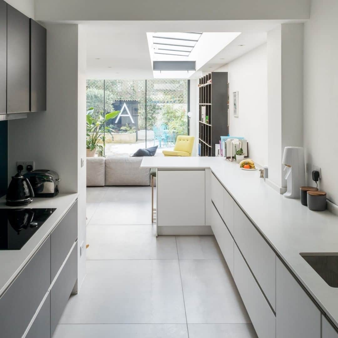 The Modern Houseさんのインスタグラム写真 - (The Modern HouseInstagram)「#forsale: In the Open: an exceptionally bright and open home in west London freshly renovated to prioritise space and light. Follow the link in our bio to view the sales listing.」2月25日 17時34分 - themodernhouse