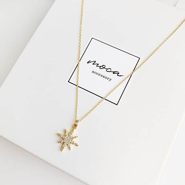 BASE（ベイス）のインスタグラム：「〈14kgf 〉star necklace ／ moca（@moca.25）  😷マスクで隠れている、顔周りの印象を明るくするなら ＼ ネックレスにお任せ！ ／  ＜moca＞のコンセプトは 華奢なデザインも大ぶりデザインも 「上品で大人っぽく」🔑  こちらのネックレスはキラリと光る 大粒の星形がチャーミング。  チェーン部分は華奢なので、 他のネックレスと重ね付けをしても◎」