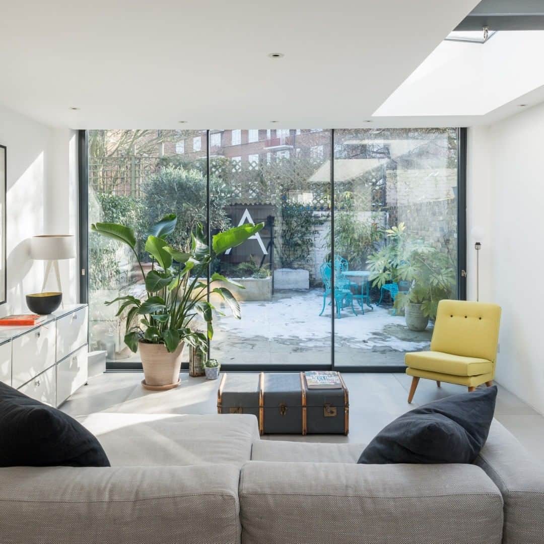 のインスタグラム：「#forsale: In the Open: an exceptionally bright and open home in west London freshly renovated to prioritise space and light. Follow the link in our bio to view the sales listing.」